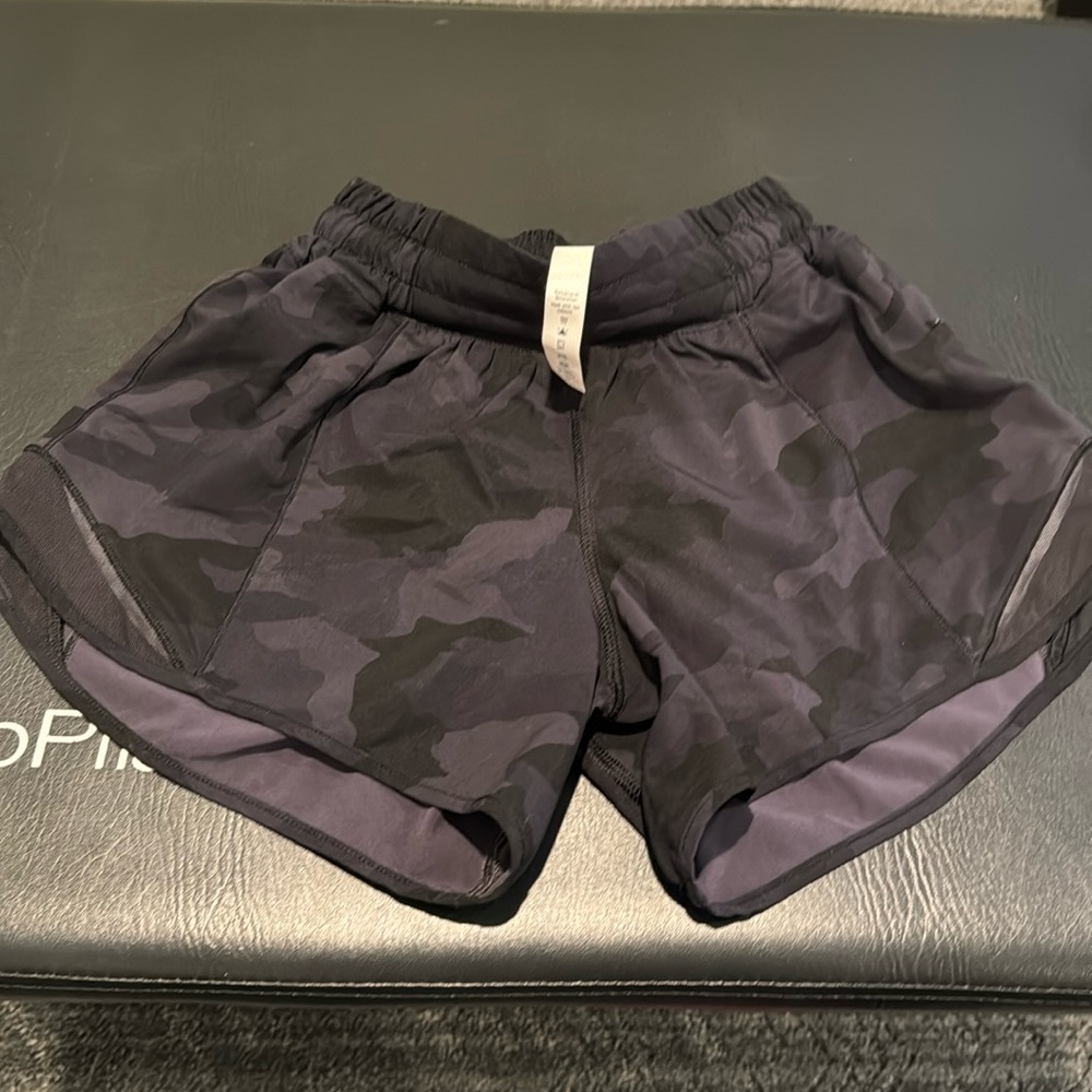 LULULEMON HOTTY HOT shorts - size 2 Tall